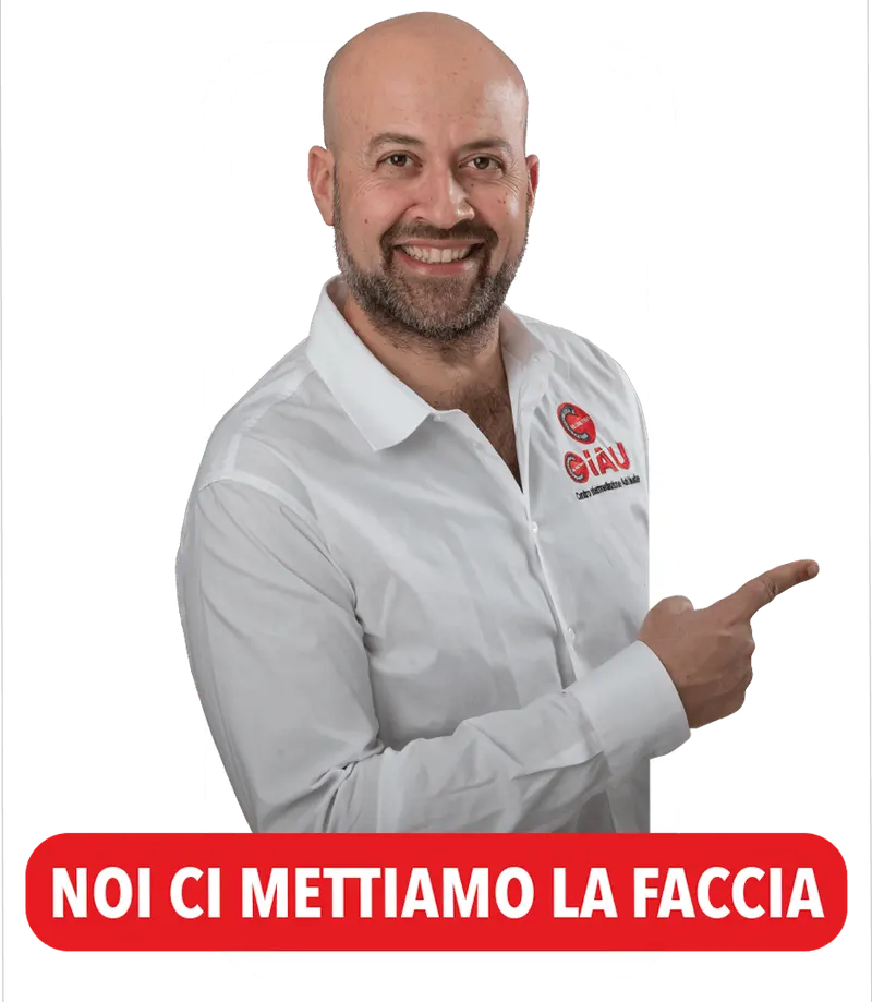 Alfredo Bellucci, fondatore di Non Prendermi per il Chilometro, accanto al claim «Noi ci mettiamo la faccia»