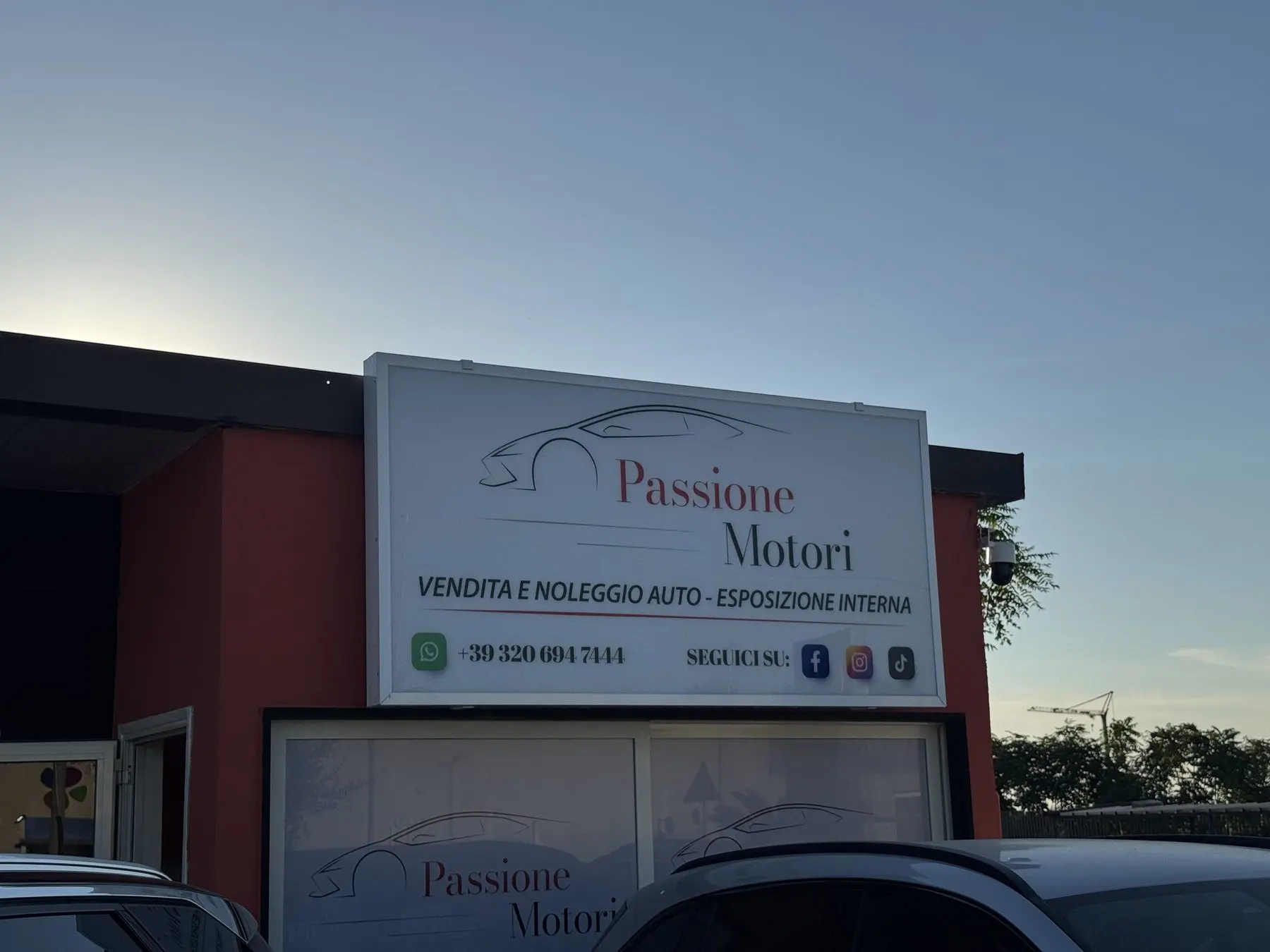 L'insegna di Passione Motori in Via Pomigliano 69 a Sant'Anastasia, con numero di telefono e profili social