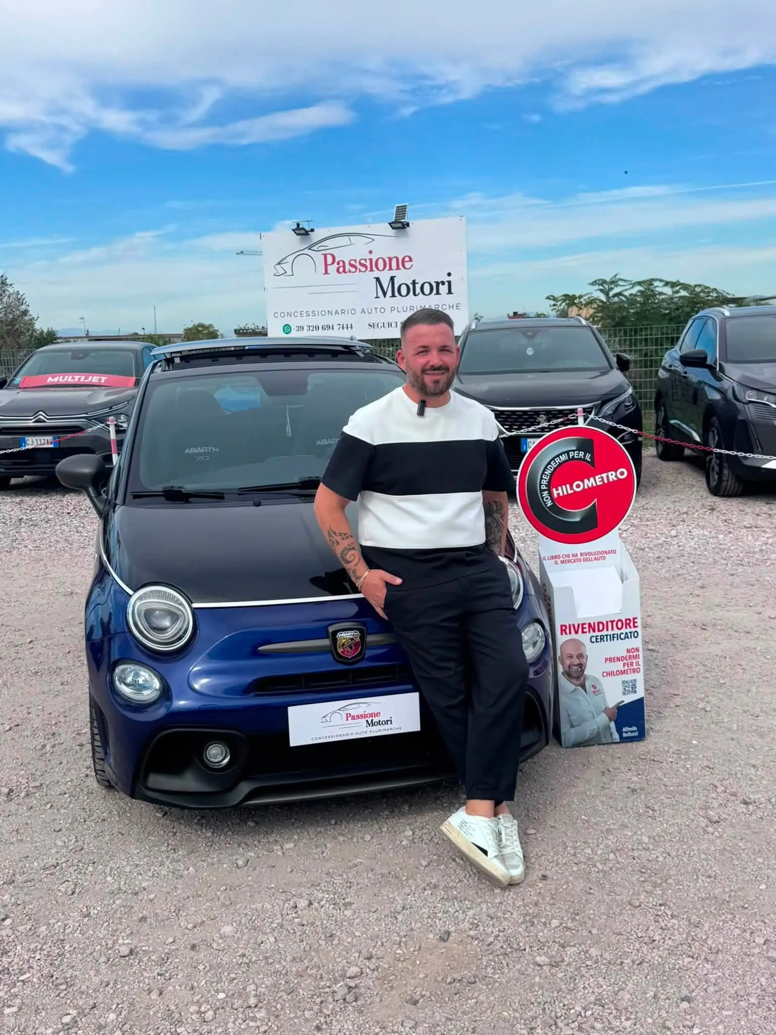 Luigi Garzillo, titolare di Passione Motori, davanti all'insegna della concessionaria di Sant'Anastasia