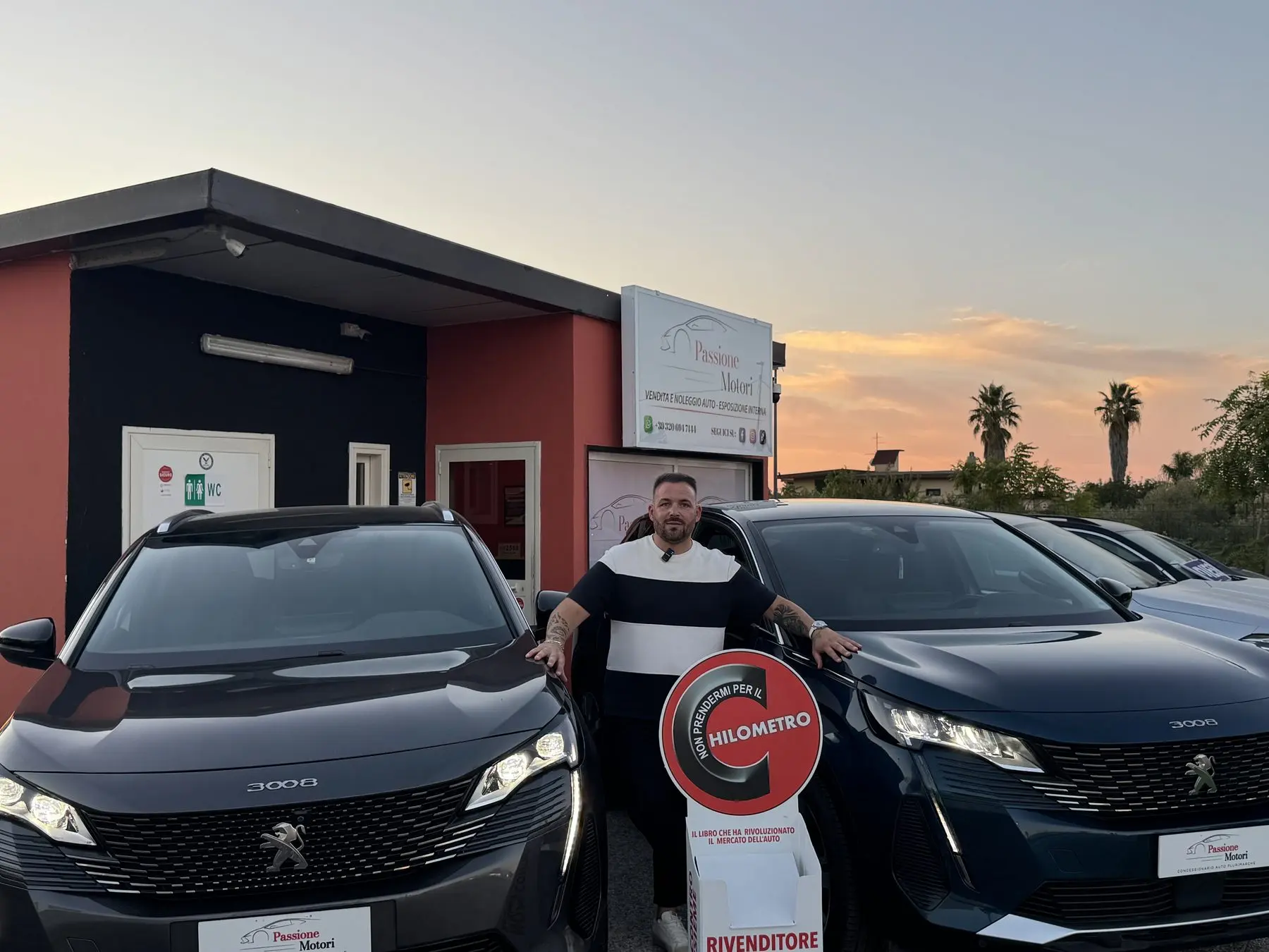 Luigi Garzillo, titolare di Passione Motori, fra due Peugeot 3008 davanti alla concessionaria di Sant'Anastasia